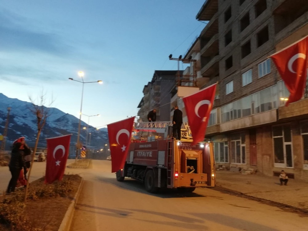 Şemdinli de Mehmetçik için tek yürek oldu 