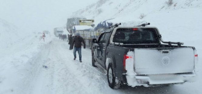 Şemdinli-Derecik karayolu ulaşıma kapandı