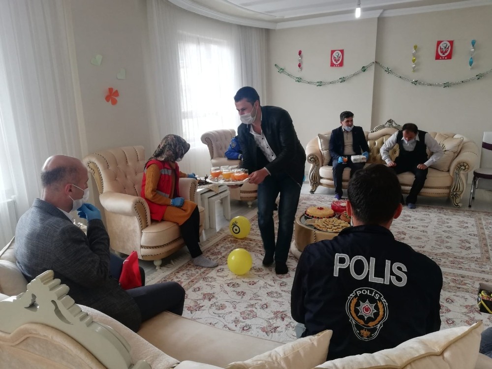 Şemdinli’de 23 Nisan’da doğan çocuklara sürpriz 