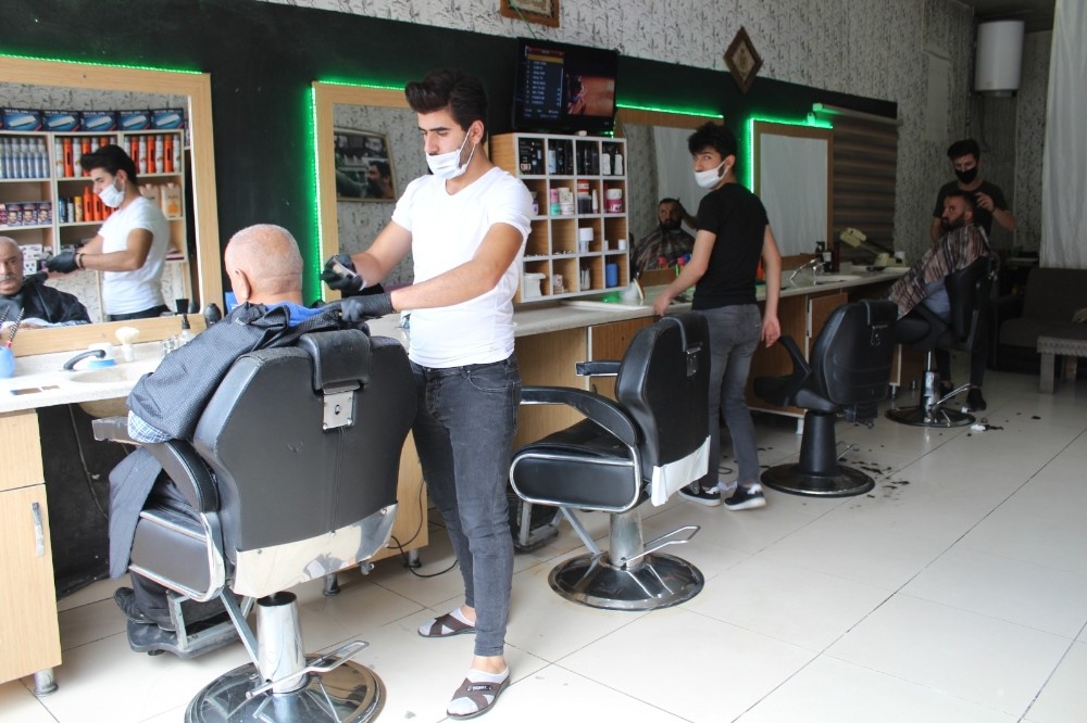 Şemdinli’de berber, kuaför ve güzellik salonları açıldı 