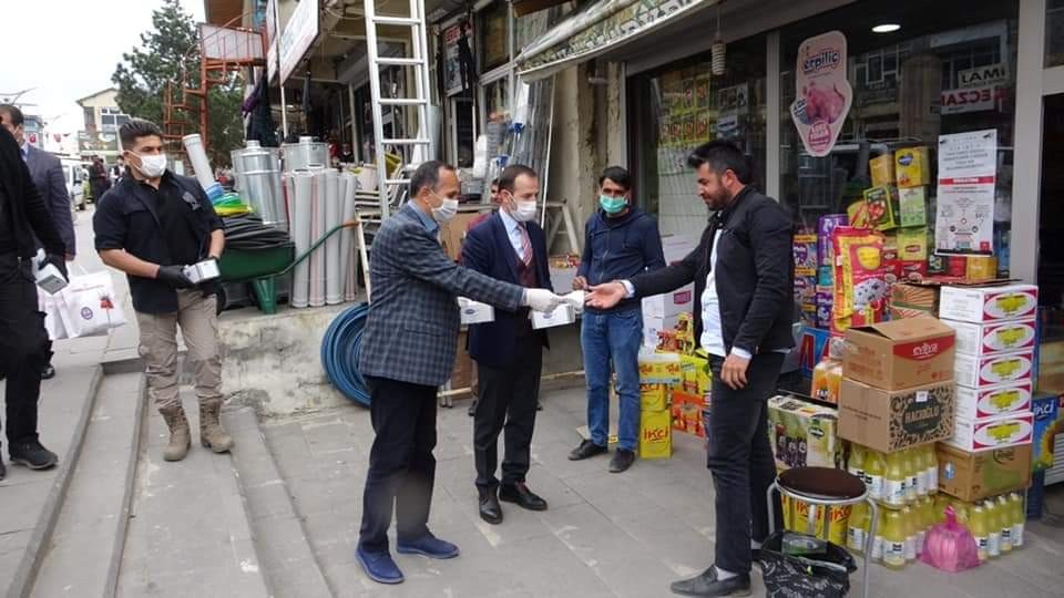 Şemdinli’de kadınlar maske üretmeye başladı 