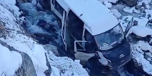 Şemdinli'de minibüs dereye uçtu: Yaralılar var