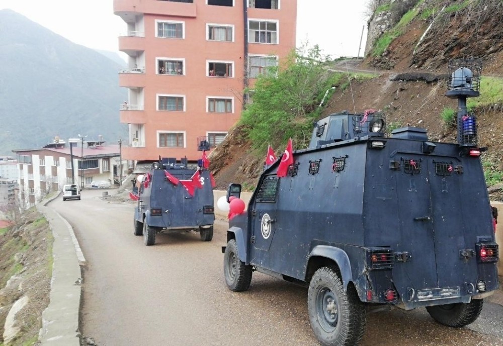 Şemdinli’de polis araçları çocuklar için süslendi 