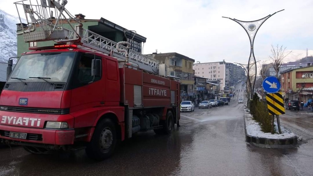 Şemdinli’de yol yıkama çalışması 