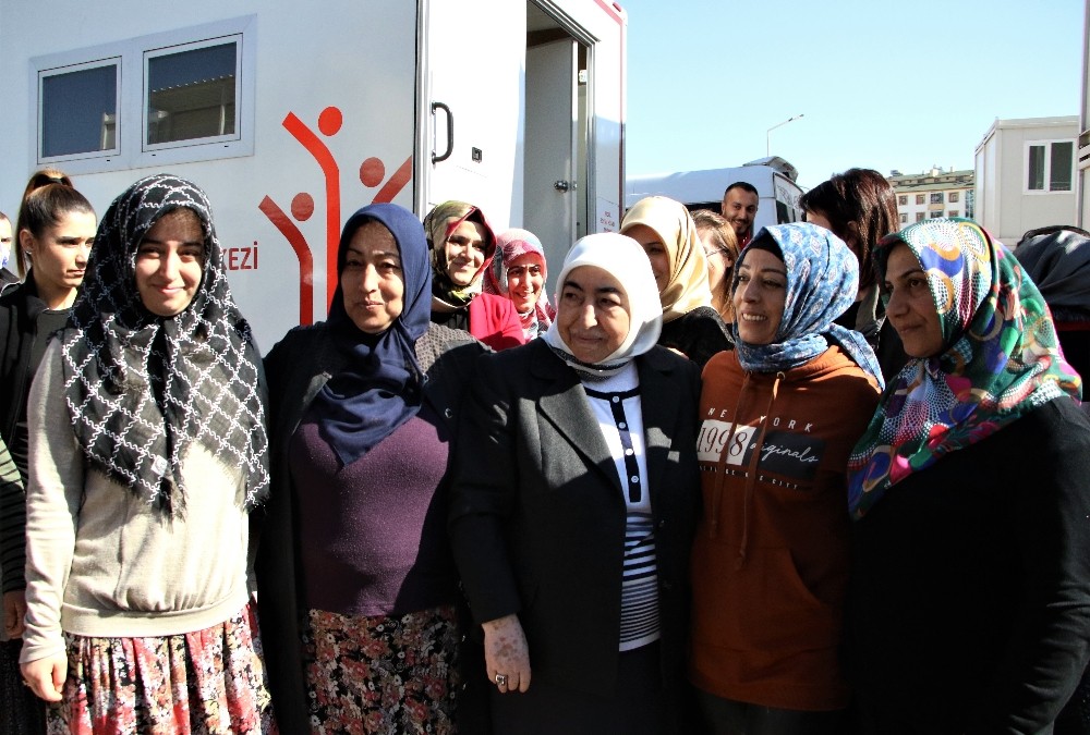 Semiha Yıldırım, Elazığ’da depremzedeleri ziyaret etti 