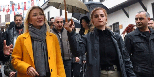 Şemsiye altındaki o kadın kendini savundu