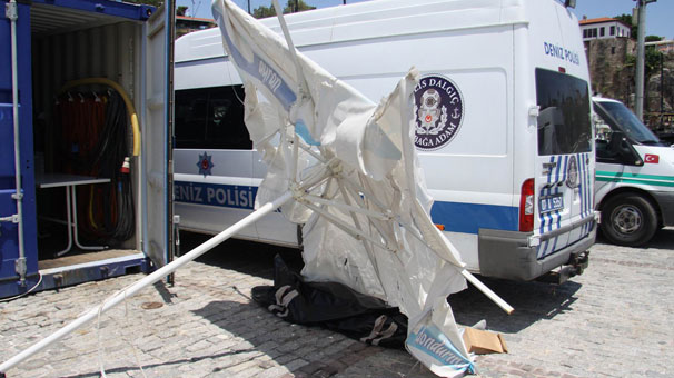 Şemsiyeyle korudular! Ne olduğunu gören dehşete düştü