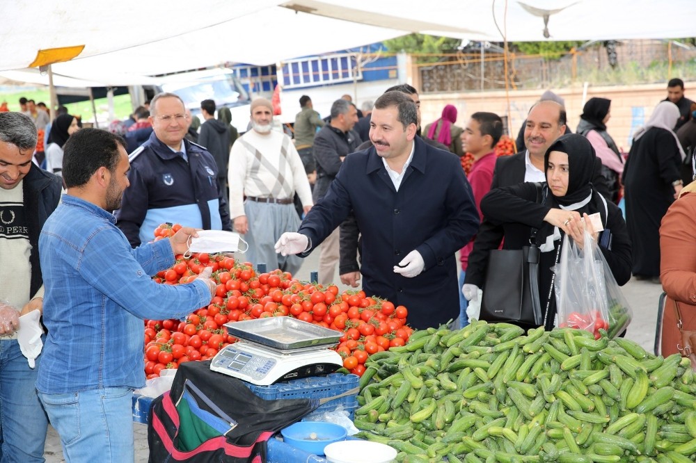 Semt pazarı esnafına eldiven ve maske dağıtıldı 