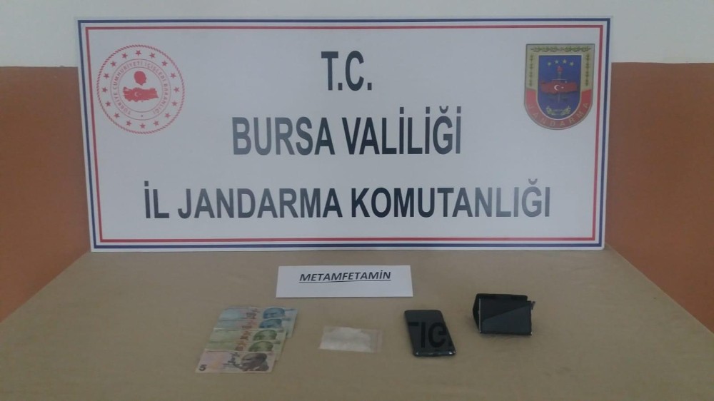 Semt pazarında 50 gram uyuşturucuyla yakalandı 