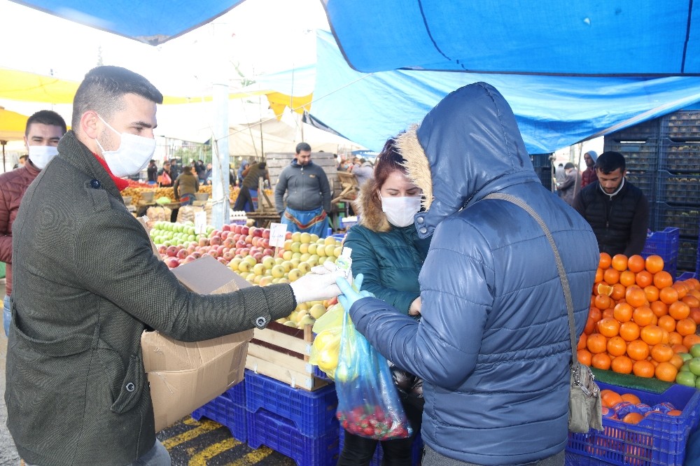 Semt pazarlarında maske, eldiven ve dezenfektan dağıtıldı 