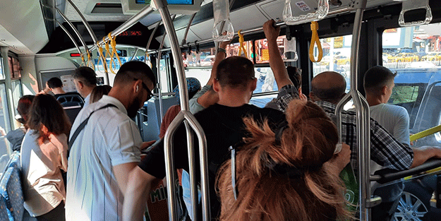 Sen iyi misin dayı? Yaşlı adamın ‘beyaz pantolonu’ otobüsü karıştırdı
