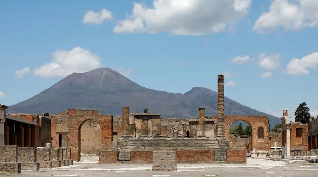 Sen misin antik kentin duvarına yazı yazan! Yediği cezayı bakalım nasıl ödeyecek?