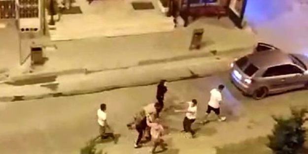 Sen misin cami duvarına işeyen! Tekme tokat dövdüler