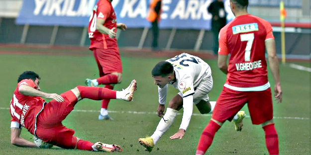 Sen ne yaptın Selçuk İnan! İlk maçında bu mu olacaktı?