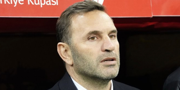 Sen ne yüzsüz bir herifsin be Can Ataklı! Bi sus artık yahu... Sen kim AK Parti seçmeni kim...