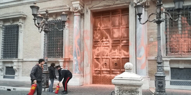 Senato binasına boyalı saldırı: 5 gözaltı