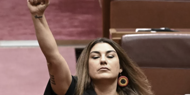 Senatör, meclis yemininde Kraliçe 2. Elizabeth için 'sömürgeci' ifadesini kullandı