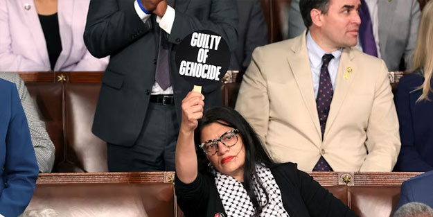 Senatörler tarafından alkış yağmuruna tutulan katil Netanyahu'yu tek başına protesto etti