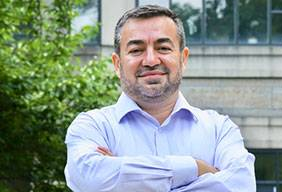 Senden de bu beklenir alçak herif! Bunlar soysuz, soysuz