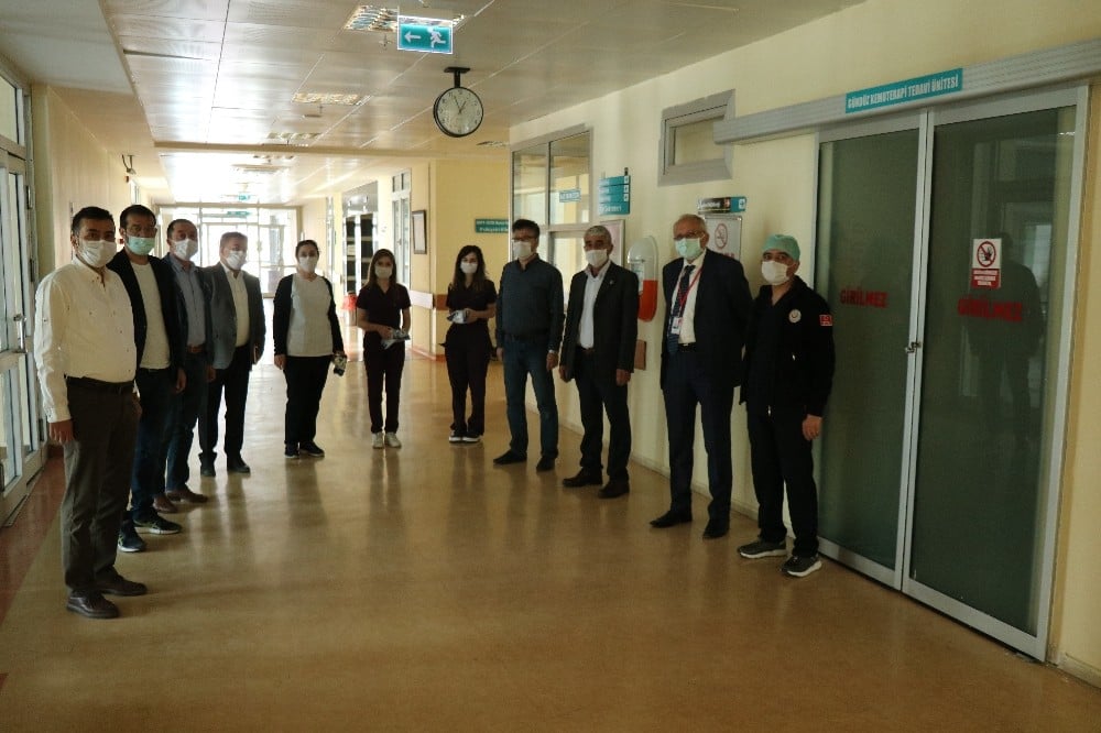 Sendika hastanede bayramlaştı, hemşireler aileleri ile telefonda görüştü 