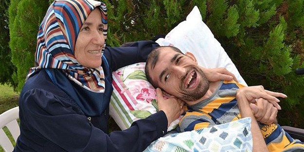 Senede bir gün evinden çıkabiliyor