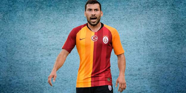 Şener Özbayraklı kimdir? Şener Özbayraklı nerede oynuyor? Şener Özbayraklı hangi takımlarda oynadı?