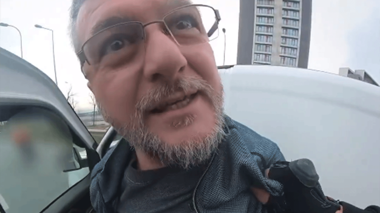 'Seni keserim burada' Motorcuya bıçaklı tehdit kamerada