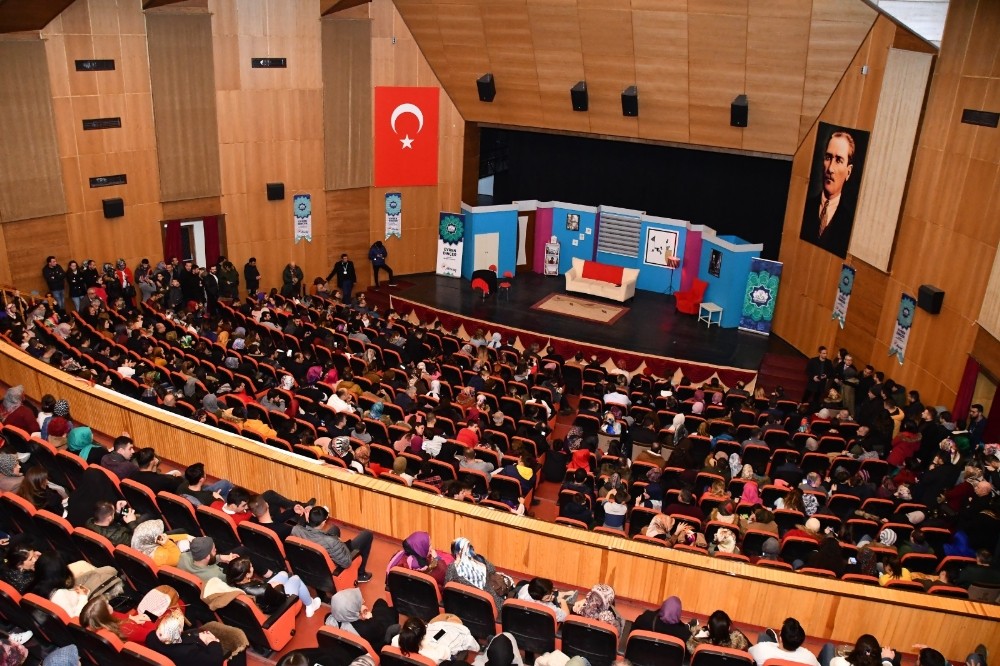 “Seni unutmak istemedim ki” adlı tiyatro oyunu sahnelendi 