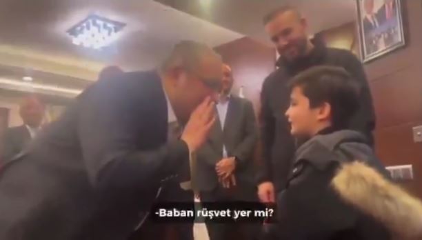 Senin şovun kime utanmaz adam! CHP’li belediye başkanından küçük çocuğa ‘rüşvet ve hırsızlık’ sorusu