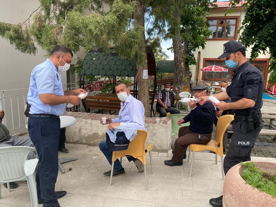 Şenkaya Belediyesi ilçe merkezinde maske dağıttı 