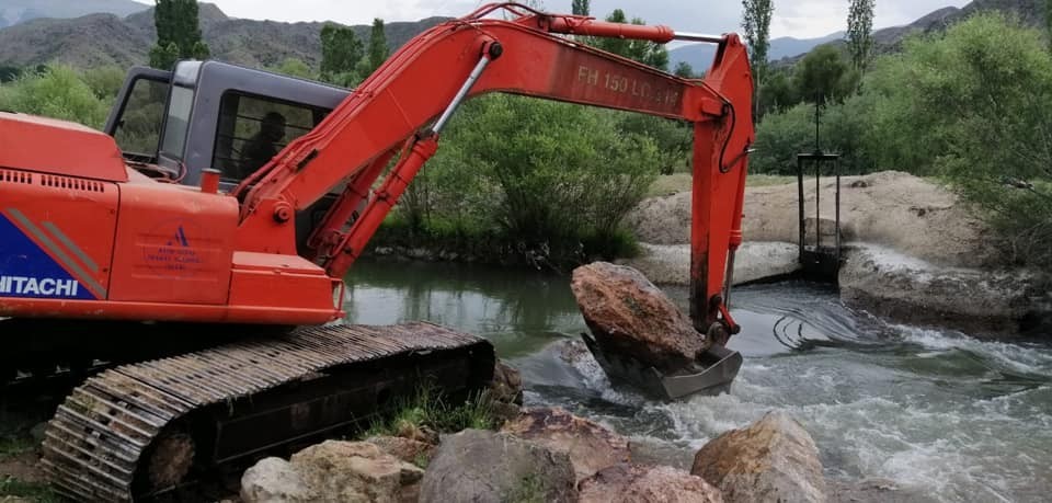 Şenkaya Belediyesi iş makinalarıyla sulama arklarını temizledi 