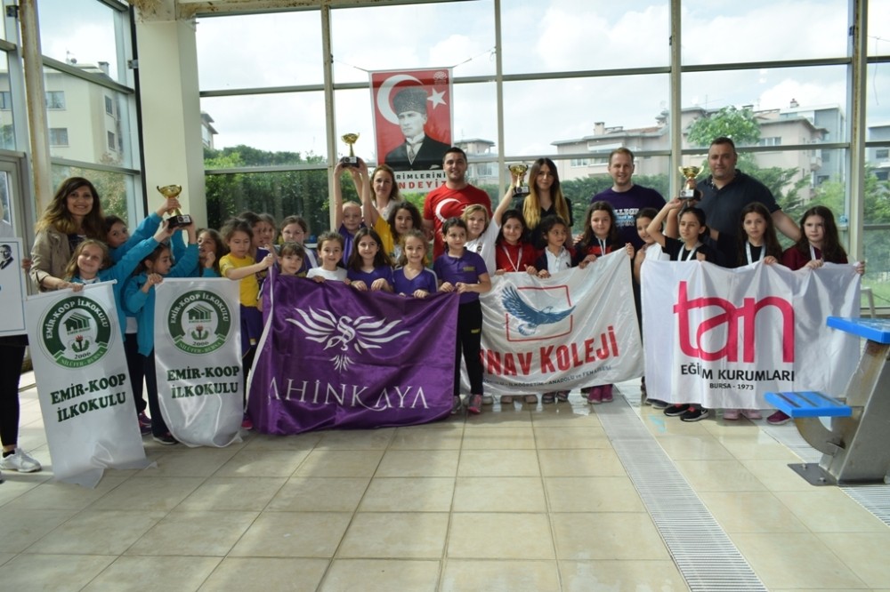 Şenliklerde kulaçlar dostluk için atıldı 