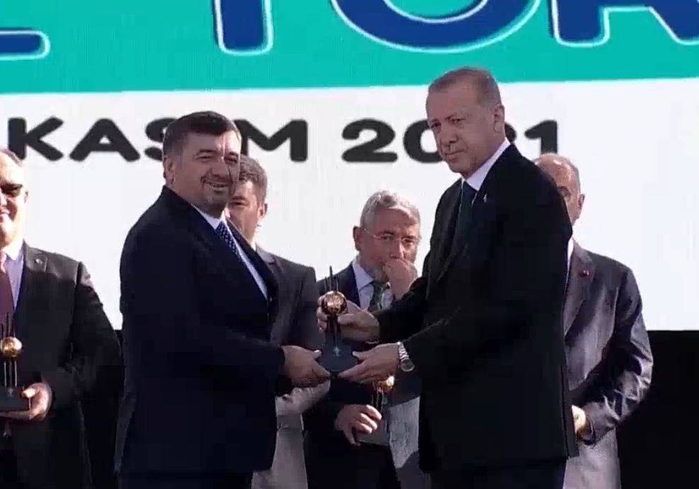 Şenlikoğlu ödülünü Cumhurbaşkanı Erdoğan'ın elinden aldı