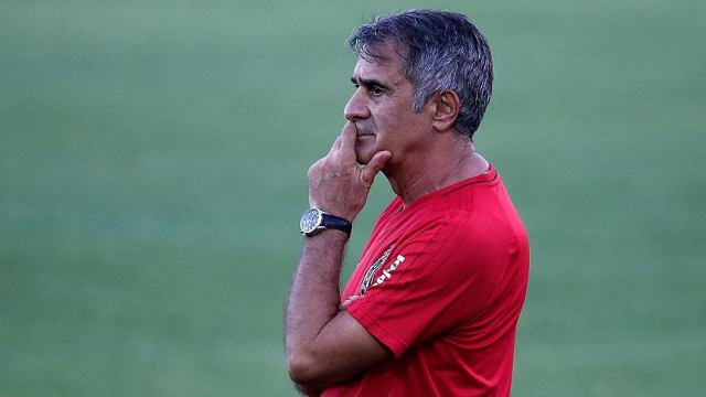 Şenol Güneş'i sıkıntı bastı