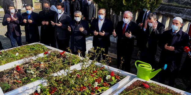 Şentop, Erbakan'ın kabrini ziyaret etti