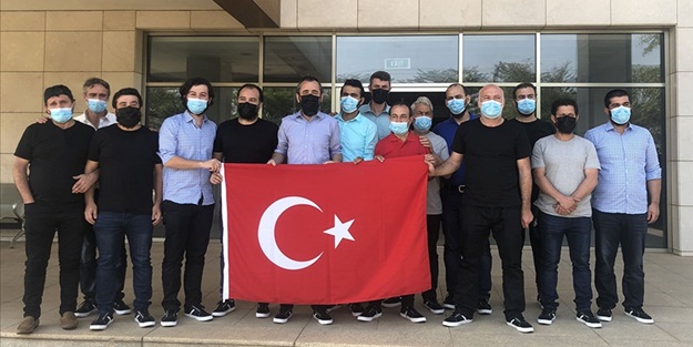 Serbest bırakılan 15 gemici Türkiye’ye doğru yola çıktı