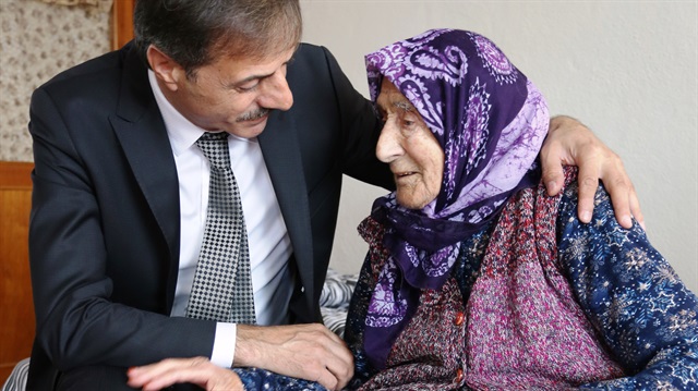 Serdivan Belediye Başkanı Alemdar'dan Cemile nineye anlamlı ziyaret