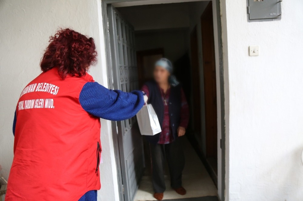 Serdivan Belediyesi ekipleri dezenfekte işlemlerine devam ediyor 