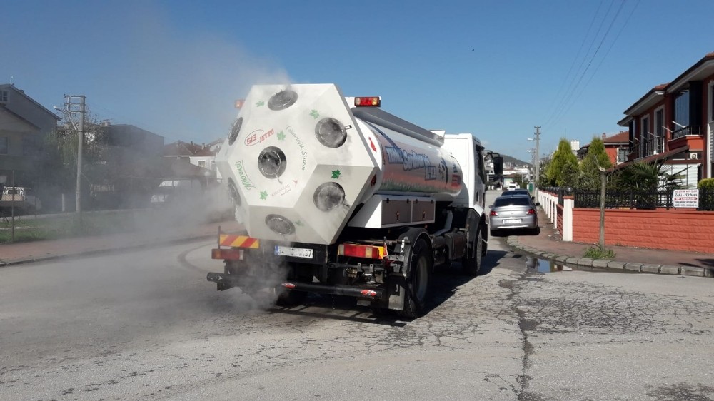 Serdivan’da 54 kilometre yol dezenfekte edildi 