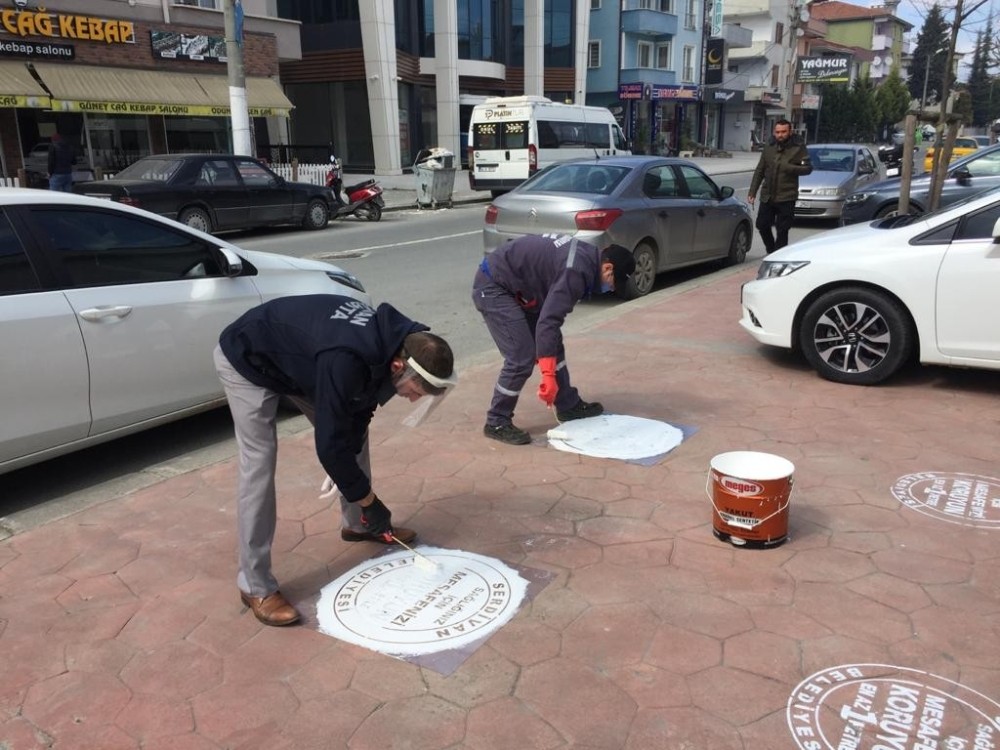 Serdivan’da zabıta ekipleri uyarı işareti koyuyor 