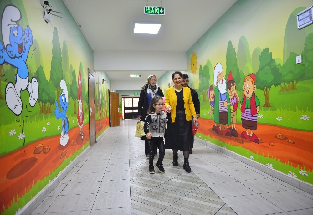 Serebral Palsi Hastası Kübra, karnesini almaya başkanın makam aracıyla gitti 