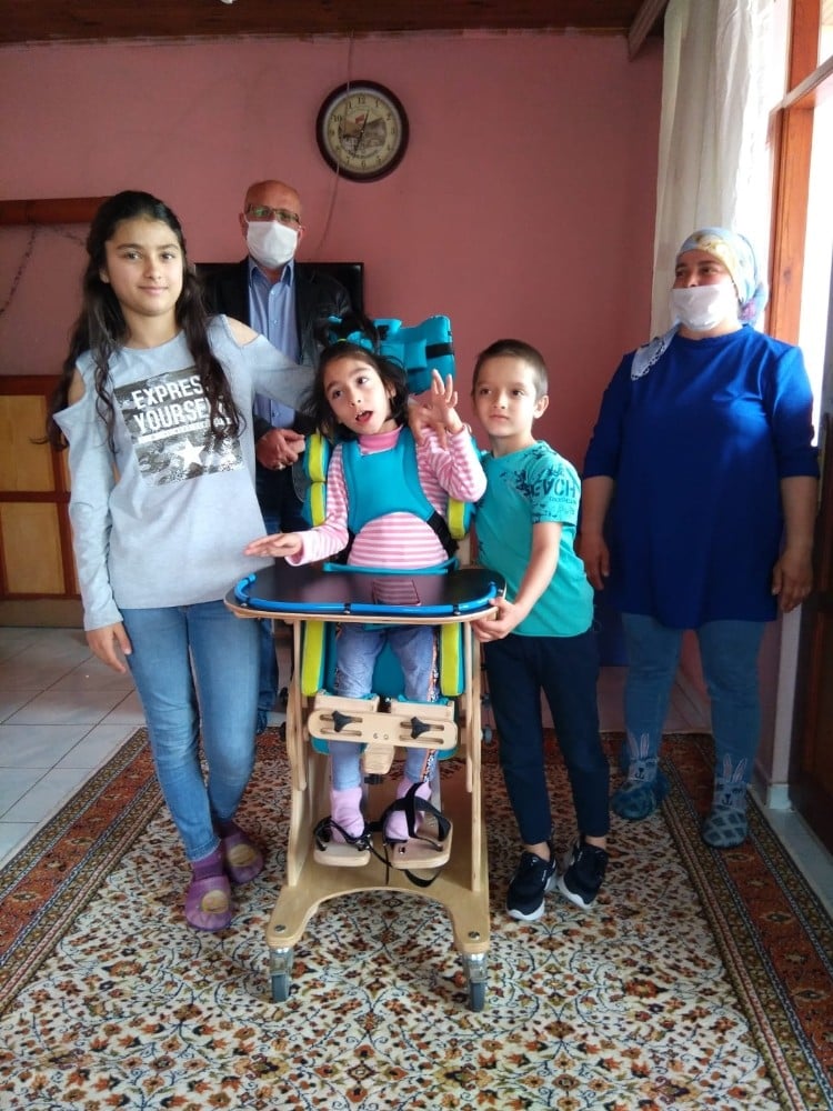 Serebral palsy hastası 9 yaşındaki çocuk artık oturabiliyor 