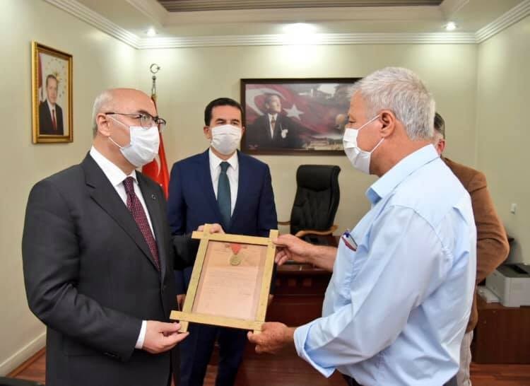 ‘Şeref Madalyası’ müzede sergilenmek üzere Vali Köşger’e teslim edildi 