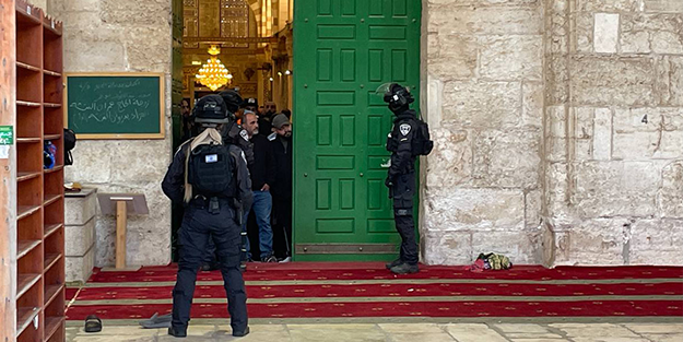 Şerefsizlerin saldırı anı böyle görüntülendi! Mescid-i Aksa'ya baskın!