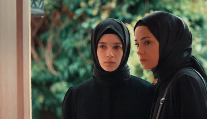 Şerefsizsiniz! "Kızıl Goncalar" sansürü Fransız basınında