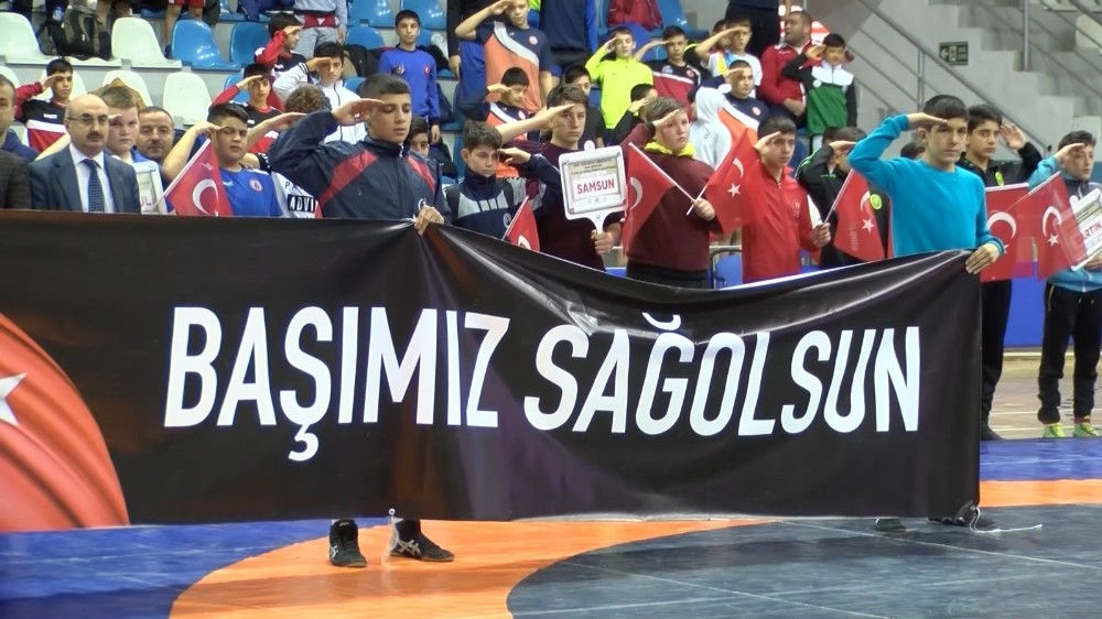 Seremonide asker selamı 
