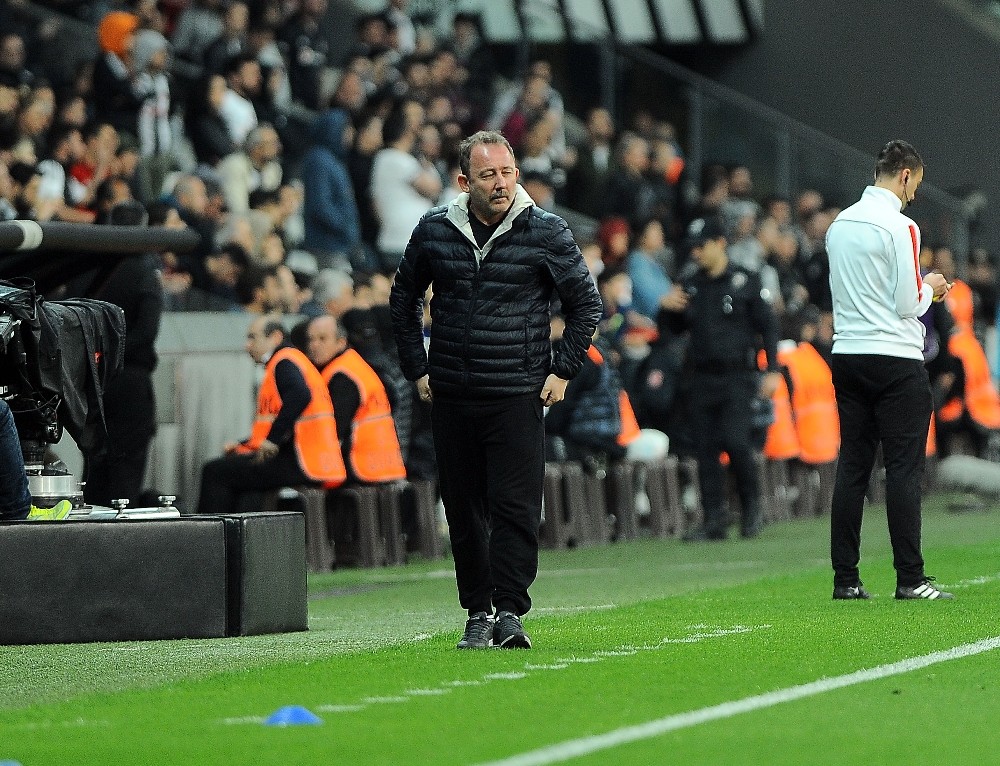 Sergen Yalçın, taraftarın ısrarıyla sahaya geri döndü 
