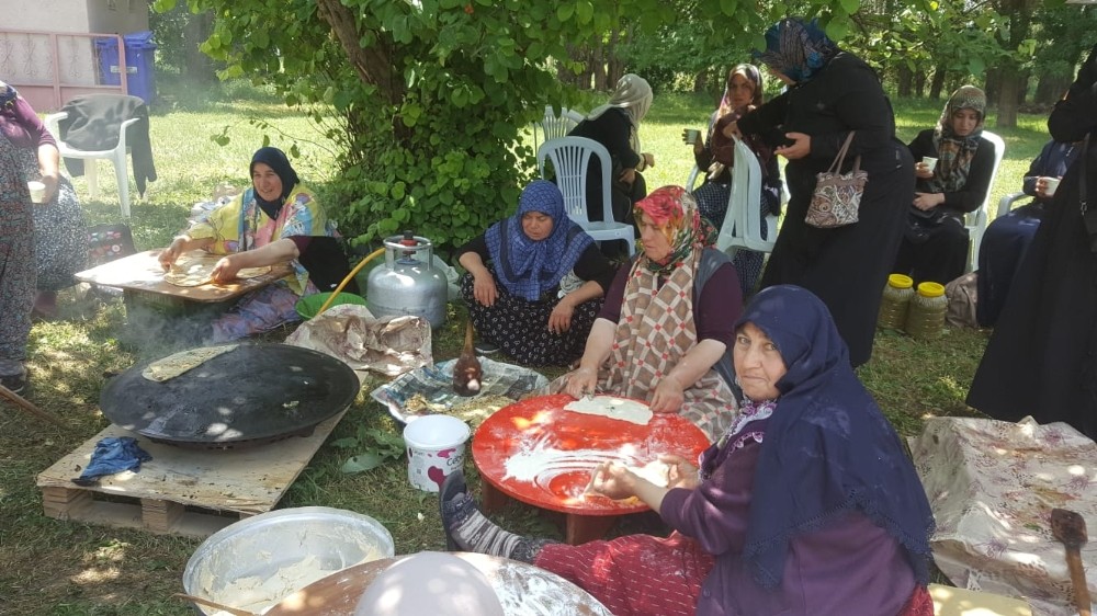 Sergi açılışında gözleme yapıp bütün ilçeye dağıttılar 