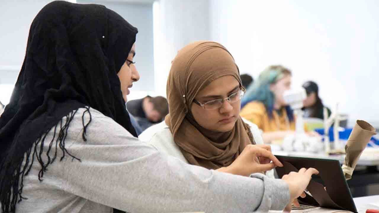 Şeriat gelecek diye korkuttular: Avrupa'da İslami okul paniği