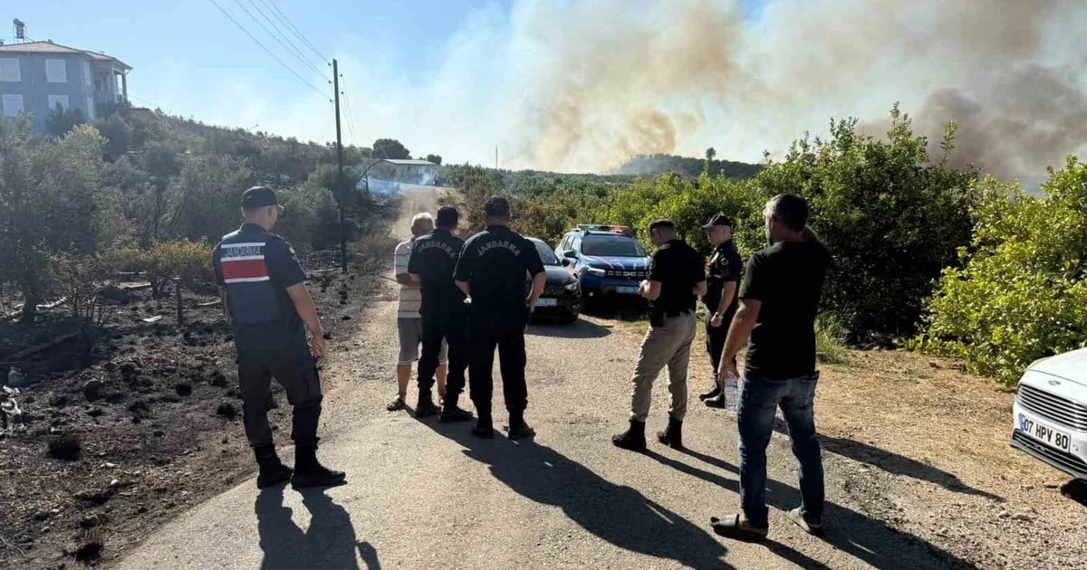 Serik'te iki noktada eş zamanlı çıkan yangın 3 evi kullanılamaz hale getirdi